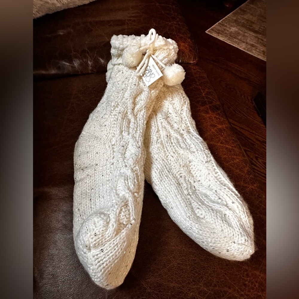 Gilligan & O'Malley cream colored cable Knit Slippers socks